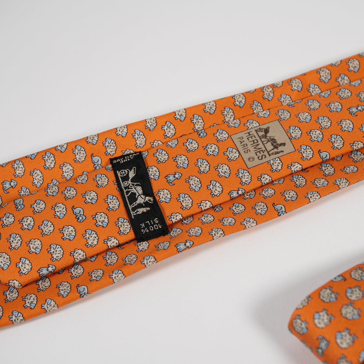 エルメス ネクタイ HERMES PARIS ブランドタグと 100% SILK のケアラベル