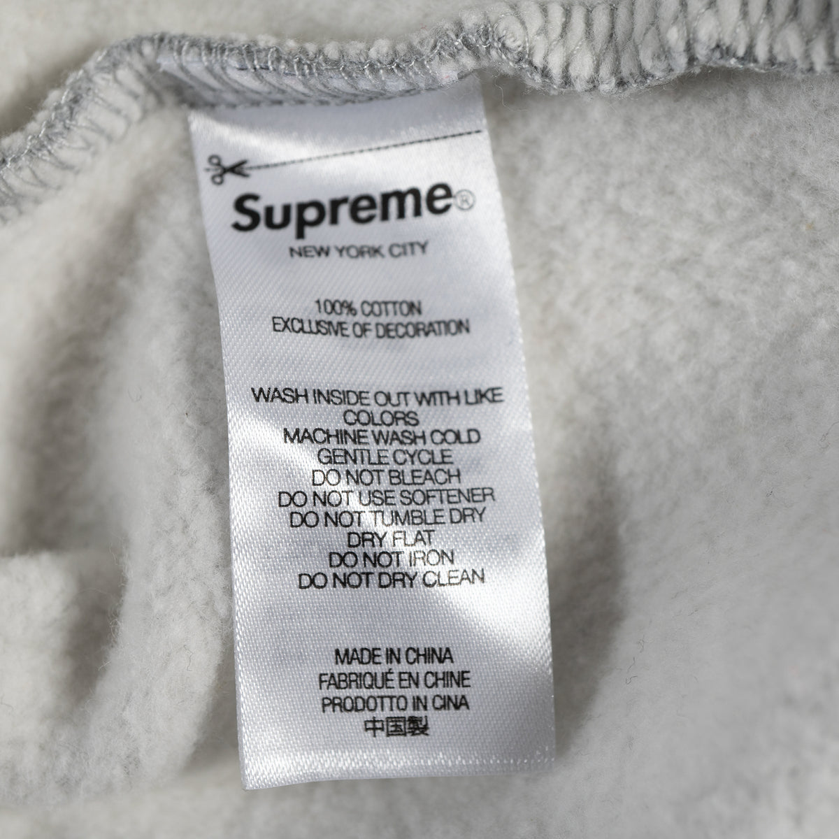 シュプリーム パーカー 洗濯タグ 100% COTTON MADE IN CHINA