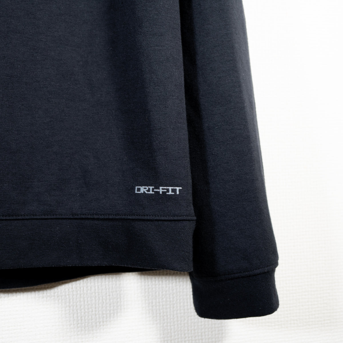 背面裾のDri-FITロゴと袖口